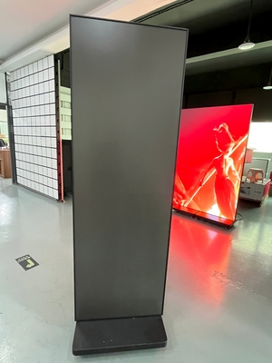 صفحه نمایش پوستر LED با فاصله پیکسل 1.86 میلی‌متر، نرخ تازه‌سازی 3840 هرتز و روشنایی 800 نیت برای تبلیغات فروشگاهی